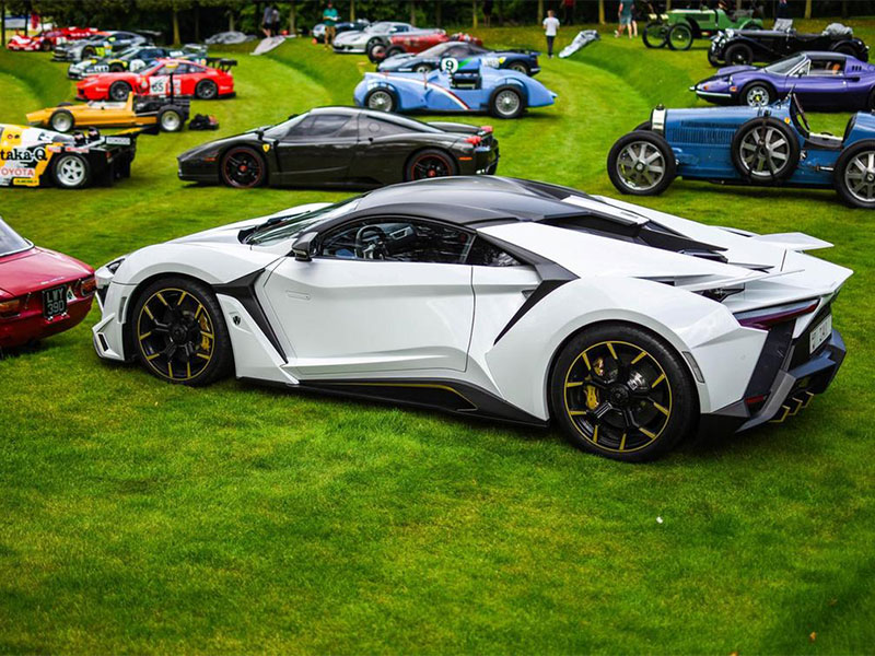 فينير سوبر سبورت  الإماراتية الصنع بجولة في الريف الانجليزي